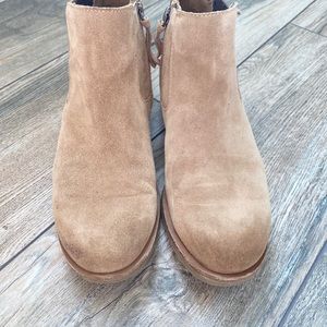 Sofft Bellis ankle booties in taupe suede size 7